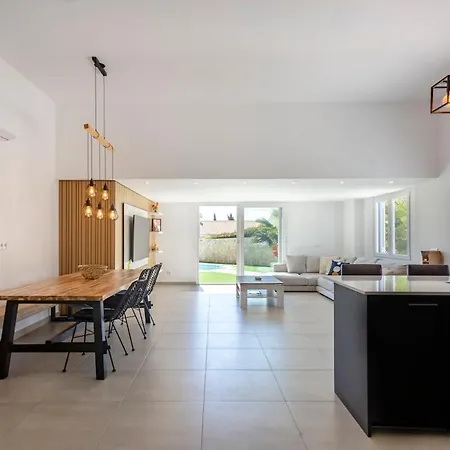 Beautiful With A Pool Βίλα