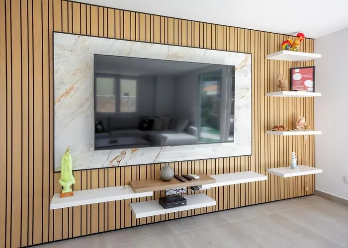 Beautiful With A Pool 알부페이라