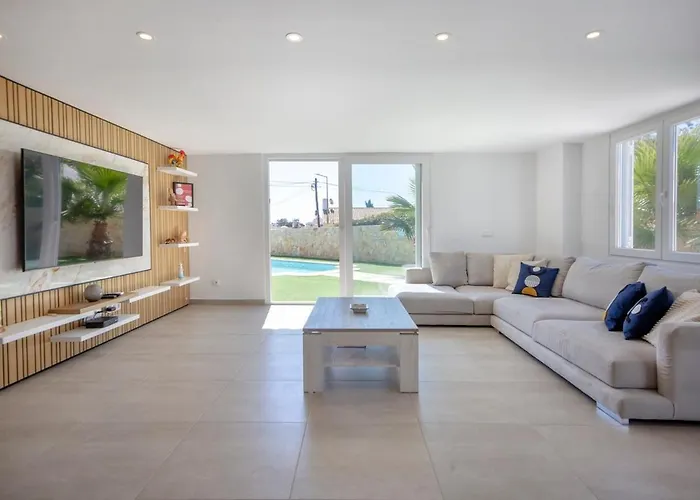 Beautiful With A Pool 알부페이라