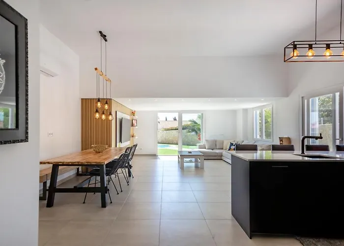 Beautiful With A Pool فيلة